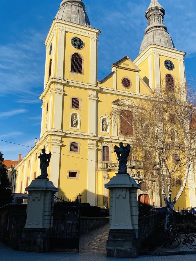 Urania Apartmanhaz Eger Zewnętrze zdjęcie