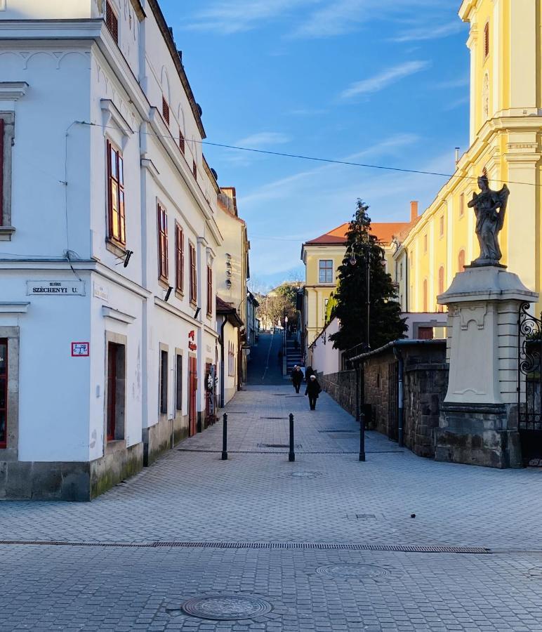 Urania Apartmanhaz Eger Zewnętrze zdjęcie